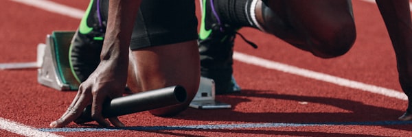 篮球运动员在健身房进行力量训练