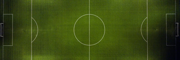 电竞选手在比赛现场专注操作键盘鼠标