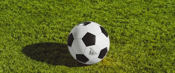 英超联赛曼联对阵阿森纳的激烈比赛直播画面